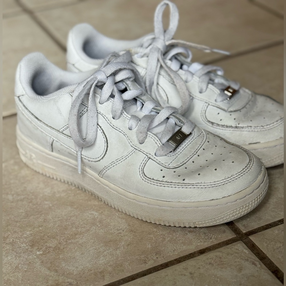 Nike AF1 Air Force 1s White Low-Top Leather Sneakers